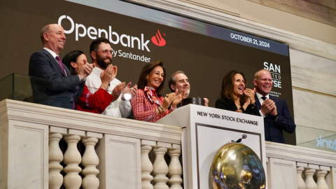 : Ana Botín, presidenta de Banco Santander junto al golfista Jon Rahm, Héctor Grisi, CEO de Banco Santander, Lynn Martin, presidenta de la Bolsa de Nueva York y directivos de Openbank y de la Bolsa de Nueva York en el lanzamiento de Openbank en la NYSE.