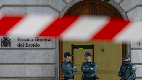 Agentes de la Guardia Civil permanecen apostados en el exterior de la sede de la Fiscalía General del Estado este miércoles.