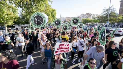 Varias personas participan, con pancartas, en una manifestación antitaurina, en la plaza de toros de las Ventas, a 24 de septiembre de 2022, en Madrid (España). Archivo.