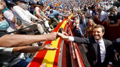 El presidente del PP, Pablo Casado, saludando a los asistentes en el cierre de la Convención Nacional del PP en la Plaza de Toros de Valencia.