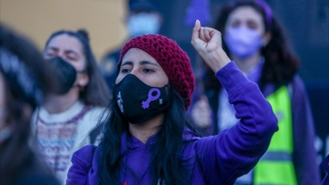 Una mujer grita durante una marcha y batukada feminista en el CIE de Aluche, en Madrid (España), a 5 de marzo de 2021.