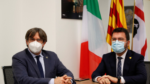 El president de la Generalitat, Pere Aragonés, con Carles Puigdemont en Alghero (Italia), el pasado  26 de septiembre. REUTERS/Yara Nardi