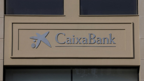 El logo de CaixaBank en una oficina en Málaga. REUTERS/Jon Nazca