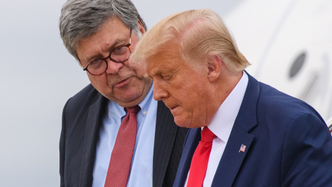 Fotografía de archivo de Donald Trump junto al fiscal general de EEUU, William Barr.