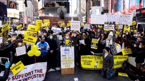 Personas pertenecientes a la industria de restaurantes se reúnen para protestar en Times Square contra las nuevas regulaciones estatales contra la pandemia.