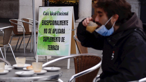 Un hombre toma un café en una terraza en Valladolid, en una imagen de archivo.