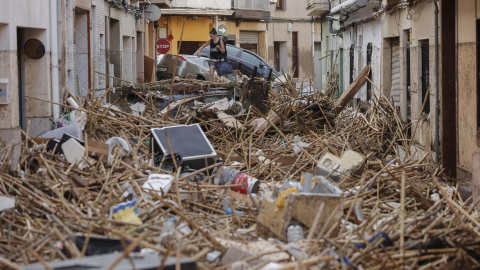 Vista de una calle afectada en Paiporta, tras las fuertes lluvias causadas por la DANA, este miércoles.