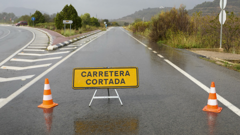 Carretera de acceso al municipio de Manuel (València) cortada a causa de las lluvias torrenciales.