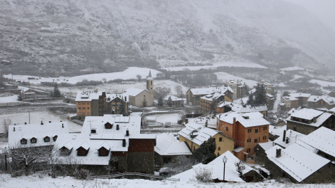 Pla general del poble d'Espot, al Pallars Sobirà, ben nevat