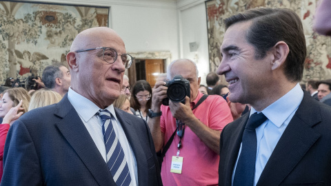 El presidente del Banco Sabadell, Josep Oliú (i), conversa con el del BBVA, Carlos Torres (d), en el acto de posesión de José Luis Escrivá como nuevo gobernador del Banco de España.