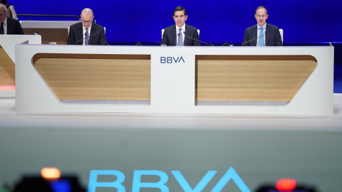 (I-D) El consejerio delegado de BBVA, Onur Genç, el presidente del banco, Carlos Torres Vila, y el secretario general y del consejo de administración, Domingo Armengol, durante una junta de accionistas, en el Palacio de Euskalduna de Bilbao. E.P./H.Bilb