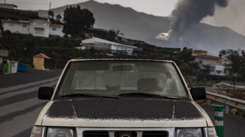 Un coche cubierto de ceniza tras la lluvia de ceniza, en Los Llanos de Aridane, a 1 de octubre de 2021, en Los Llanos de Aridane, La Palma.