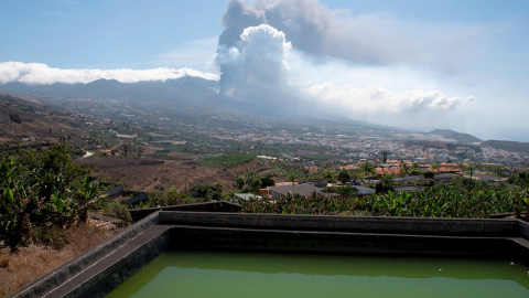 Imagen tomada desde Los Llanos de Aridane del volcán de La Palma.