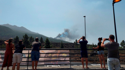 Numerosos curiosos y turistas se acercan este domingo hasta la zona de la erupción del volcán de Cumbre Vieja en El Paso, en la isla de la Palma, para hacer fotos y selfies.