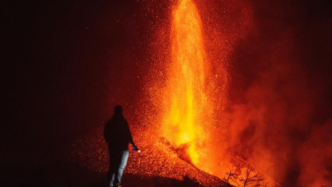 Imagen tomada en la madrugada del lunes 4 de octubre en el municipio de El Paso del volcán de La Palma.