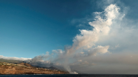 La colada del volcán de La Palma, que llegó al mar la pasada noche, continúa ganando terreno al mar y ya ha formado un delta de lava de varias hectáreas.