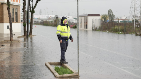 Un hombre se protege de la lluvia.