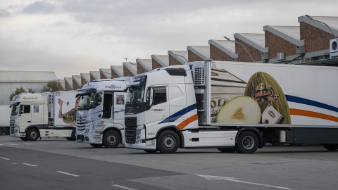 Imagen de archivo de varios camiones estacionados en las inmediaciones de Mercabarna, el día que comenzó la huelga de transportistas, en Barcelona, Catalunya (España).