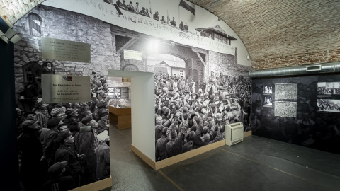 Foto de la liberación de los supervivientes del campo de concentración de Mauthausen, en la exposición ‘Mauthausen: memorias compartidas’,  organizada por Centro Sefarad-Israel y la Secretaría de Estado de Memoria Democrática.