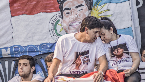 Silvino Báez y Graciela Sosa, padres de Fernando Báez, de 19 años, se manifiestan afuera del Congreso en Buenos Aires para reclamar justicia un mes después de su asesinato a 18 de febrero de 2020