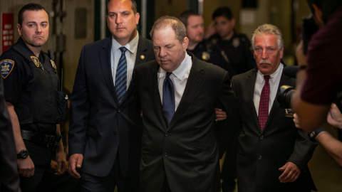 Harvey Weinstein es conducido por policías a la Corte Suprema de Manhattan. /REUTERS