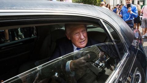 Trump en una limusina durante la campaña presidencial en 2015. /REUTERS