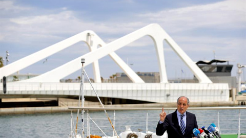 08/05/2019 - Francisco Camps en la dársena del puerto de Valencia durante la rueda de prensa en la que anunció que se querellaría contra la jueza que le procesó por la construcción del circuito de Fórmula 1 | EFE/ Manuel Bruque