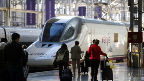 Varios viajeros cogen el Ave en la Estación María Zambrano de Málaga.