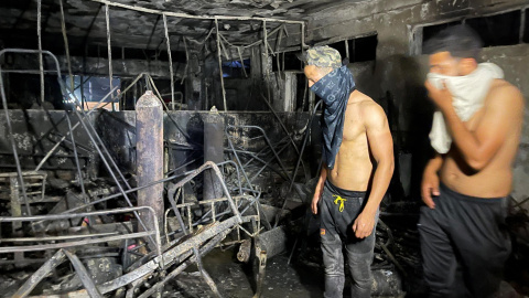 25/04/2021. Varias personas observan el estado del hospital de Al Jatib, en Bagdad, tras el incendio de este domingo. - Reuters