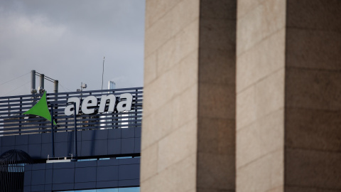 El logo de Aena, en la sede central del gestor de la red de aeropuertos, en Madrid. E.P./Alejandro Martínez Vélez