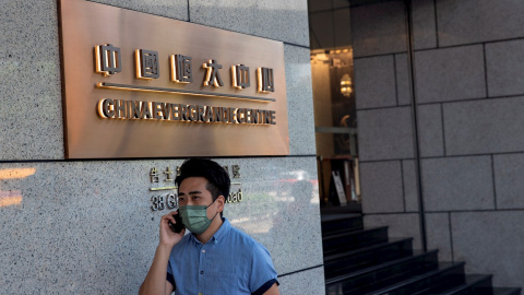 Un hombre hablando por su móvil pasa por delante del edificio China Evergrande Centre, en Hong Kong. EFE/EPA/JEROME FAVRE