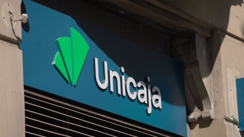 El logo de Unicaja Banco en una de sus oficinas en Barcelona. E.P./David Zorrakino - Europa Press