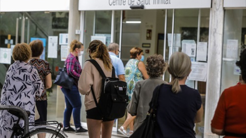 Un grupo de personas a las puertas de los centros de salud valencianos durante el primer día en el que cuentan con el 100% de la presencialidad en sus instalaciones, a 4 de octubre de 2021, en Valencia, Comunidad Valenciana.