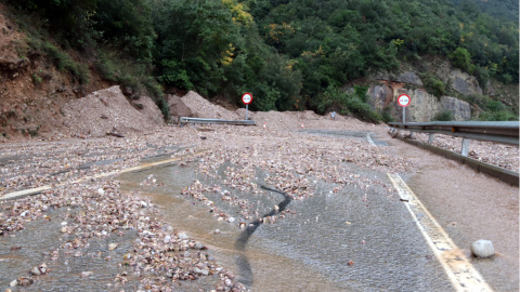 La carretera de can Massana, tallada per despreniments