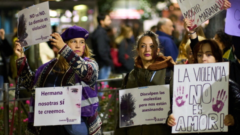 Un grupo de mujeres con pancartas durante una manifestación contra las violencias machistas, a 25 de noviembre de 2022