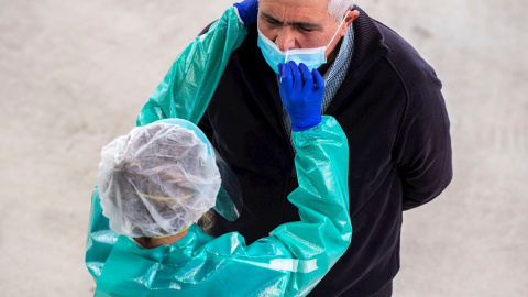 Un sanitario durante el cribado masivo.