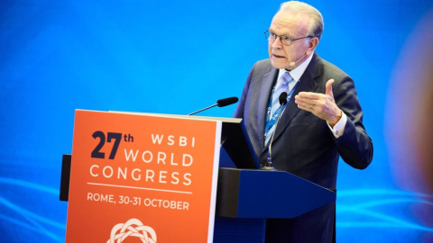 Isidro Fainé, durante su intervención en la asamblea general del Instituto Mundial de Cajas de Ahorros y Bancos Minoristas (WSBI, en sus siglas in inglés), celebrada en Roma (Italia).