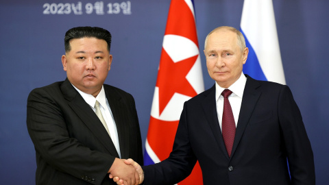 Vladimir Putin se reúne con el líder de Corea del Norte, Kim Jong-un, en el cosmódromo de Vostochny, en Rusia, a 13/09/2023.