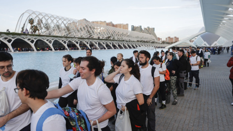 Miles de personas se presentan como voluntarios para ayudar a los damnificados por la dana