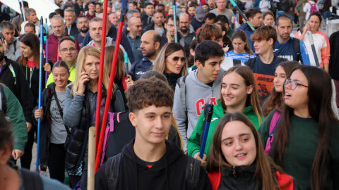 Milers de voluntaris equipats amb escombres i material de recollida es mobilitzen en l'operatiu organizat pel govern valencià per ajudar a les tasques de recuperació post DANA.