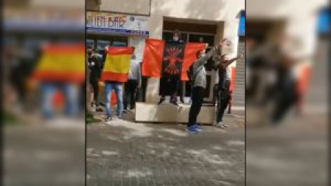 Un grupo de fascistas insulta a Rufián y hace el saludo nazi en la presentación de su libro en Dènia