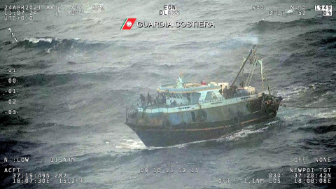 La Guardia Costera italiana ha rescatado una barca con más de 100 personas a bordo, incluidos varios menores, que fue escoltada y remolcada hoy hasta el puerto de Roccella Ionica (Calabria, sur) en vista de las pésimas condiciones meteorológicas de las