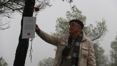 En Charles Coutelle, fill dels doctors Rose i Carl Coutelle, col·loca una flor a la placa del seu pare durant l'acte d'homenatge als brigadistes internacionals al Bosc de la Memòria de la Fatarella.