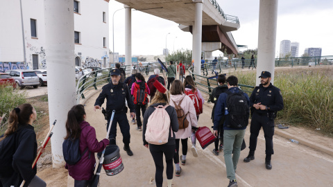 Miles de voluntarios intentan saltarse la prohibición y seguir con las labores de limpieza