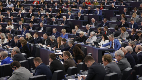 Miembros del Parlamento Europeo votan para elegir un nuevo vicepresidente, en el Parlamento Europeo de Estrasburgo.