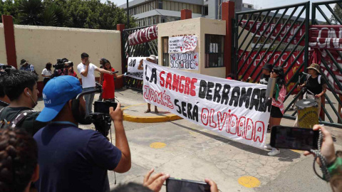 Un grupo de estudiantes de la Federación Universitaria de San Marcos hablan hoy, en una de las entradas de la Universidad Nacional Mayor de San Marcos (UNMSM), en Lima (Peru).