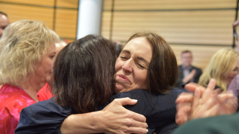 La primera ministra de Nueva Zelanda, Jacinda Ardern, reacciona tras el anuncio de su renuncia en el War Memorial Hall, en Napier, Nueva Zelanda, el 19 de enero de 2023.