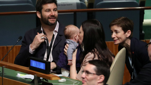 La primera ministra de Nueva Zelanda junto a su hija en la sede de la ONU (Reuters)