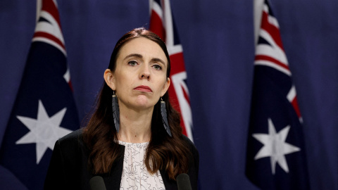 La primera ministra de Nueva Zelanda, Jacinda Ardern, se dirige a los miembros de los medios de comunicación durante una conferencia de prensa conjunta organizada con el primer ministro australiano, Anthony Albanese, luego de su reunión anual de lídere