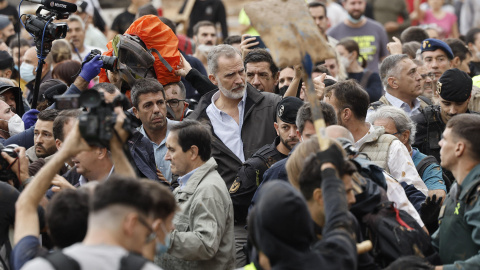 El rey Felipe VI y Carlos Mazón, increpados durante su visita a Paiporta este domingo.